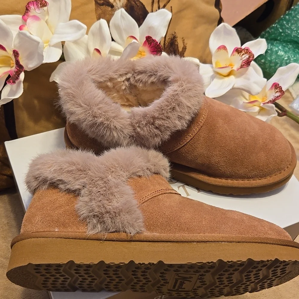 Feels like UGGs! - Tan Fur Trim Booties - Picture 7 of 7